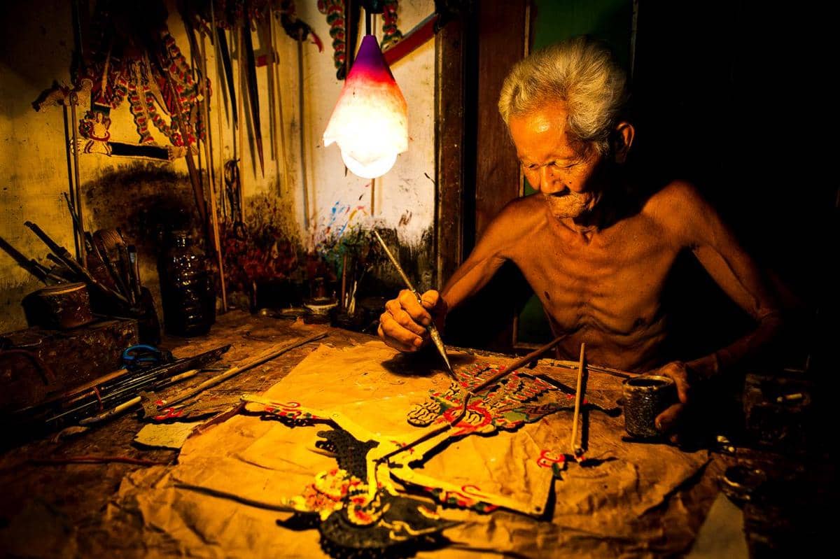 seniman wayang kulit