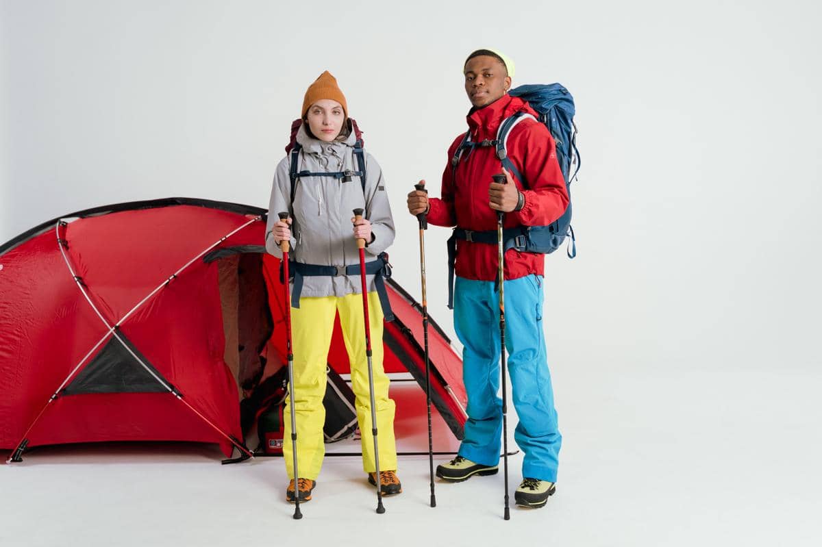 ilustrasi dua orang pendaki membawa trekking pole