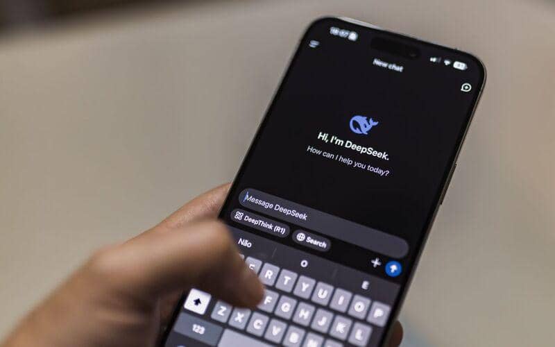 ilustrasi pengguna sedang memakai AI DeepSeek di smartphone