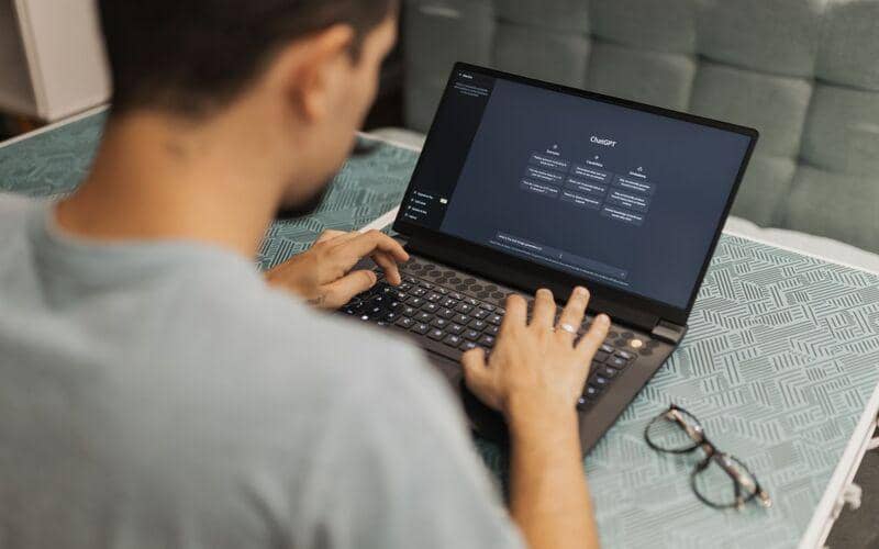 ilustrasi pengguna sedang membuka ChatGPT lewat laptop