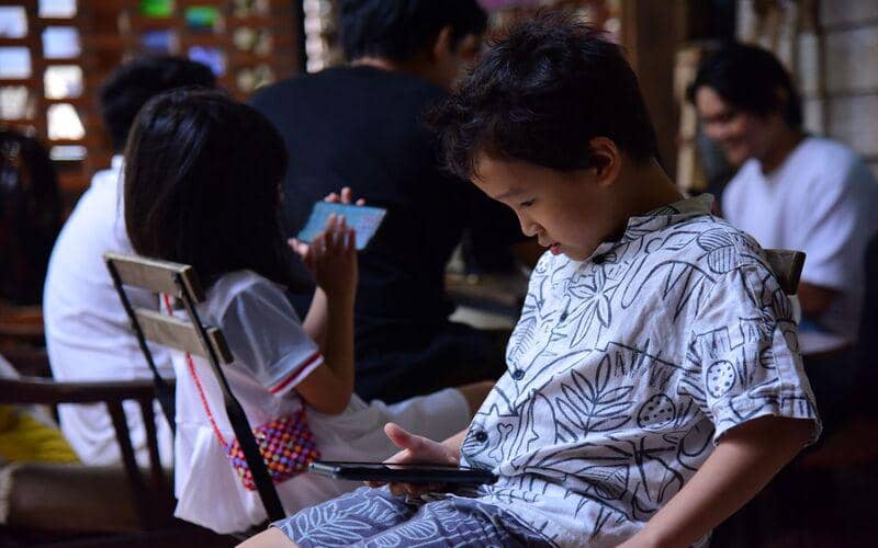 ilustrasi penggunaan smartphone oleh anak