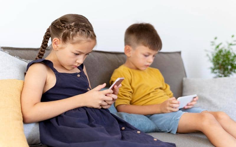ilustrasi anak sedang menggunakan smartphone