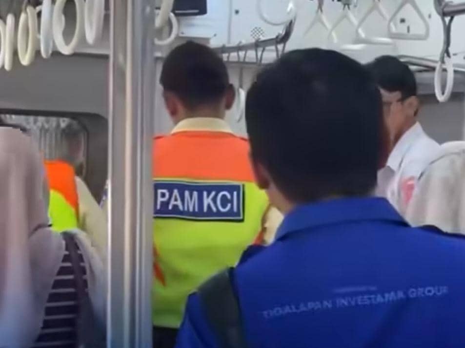 Ibu Hamil Melahirkan di KRL Stasiun Rawabuntu Dibantu Petugas dan Penumpang