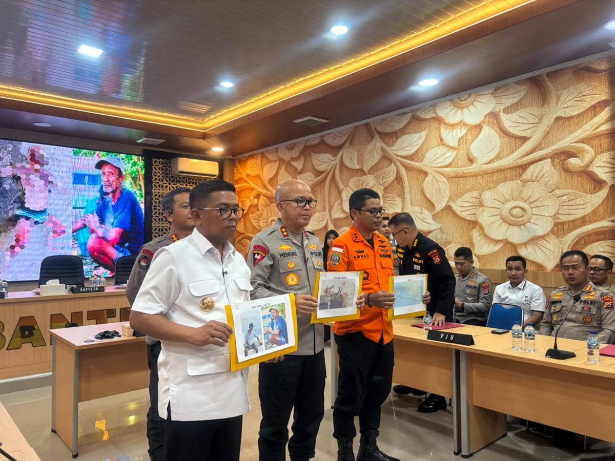 Kapolda, gubernur dan Kabasarnas saat menunjukan bukti-bukti berkaitan dengan jenazah (Dok. Khaerul Anwar)