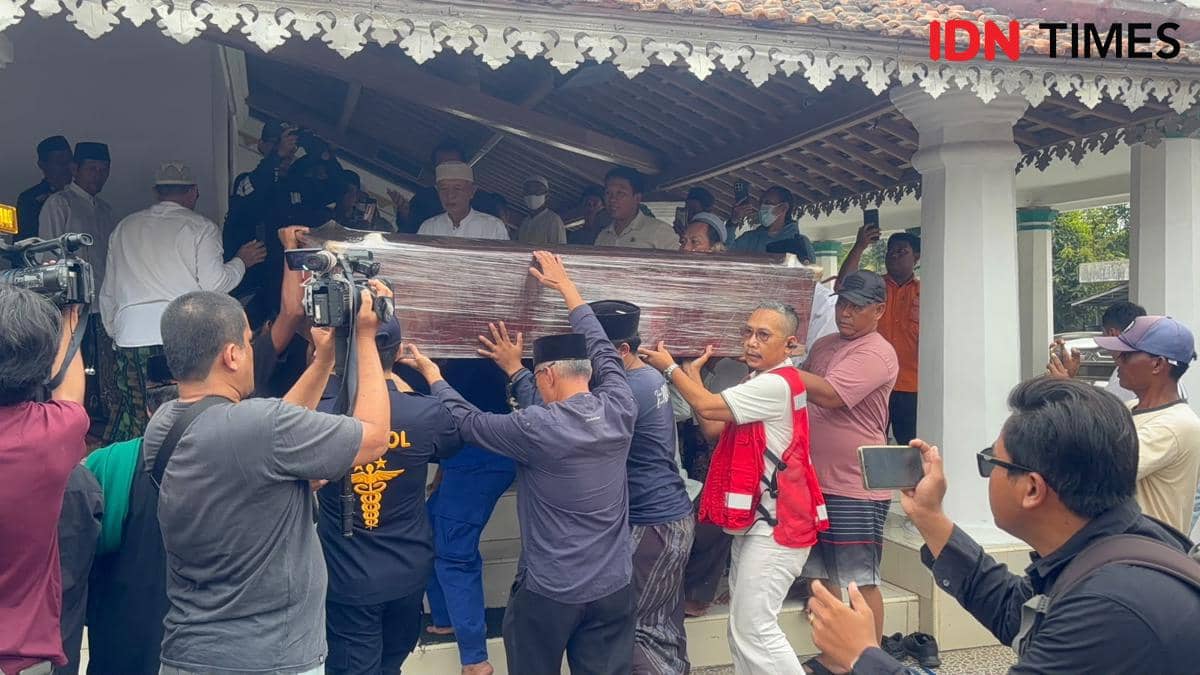 Isak Tangis Sambut Kedatangan Jenazah Surakman di Rumah Duka