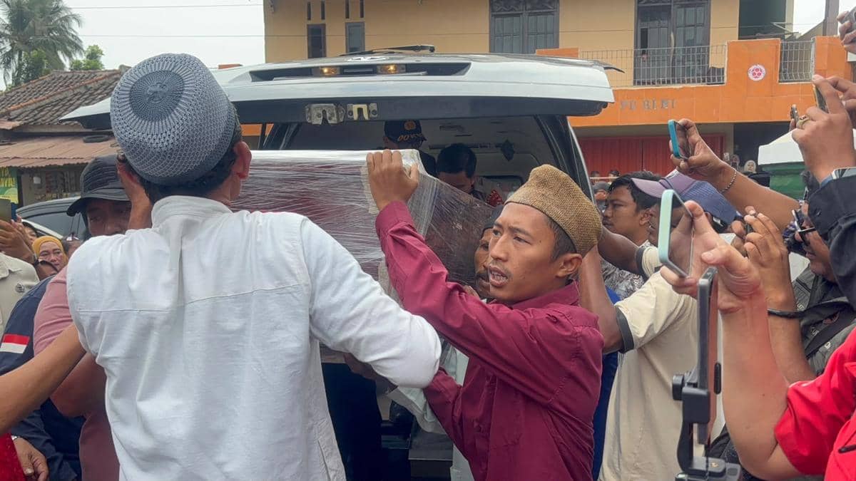 Kedatangan jenazah Surakman disambut keluarga dan kerabat (Dok. Khaerul Anwar)