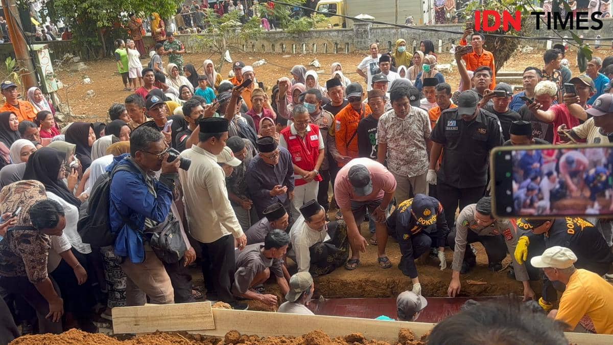 Jenazah Surakman Dimakamkan, Ratusan Warga Carita Mengantar