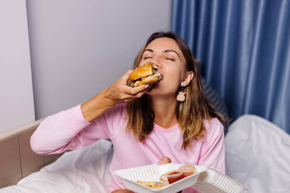 ilustrasi perempuan makan 