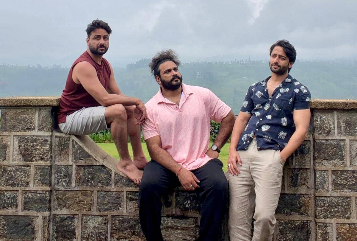 Liburan di Sri Lanka, Shaheer Sheikh Asyik Berselancar