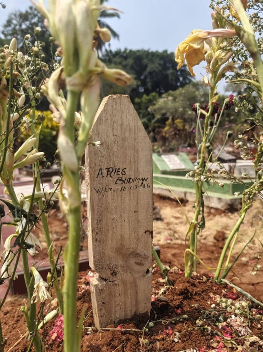 Personel band Garasi berziarah di makam Aries Budiman, berkumpul di area pemakaman sambil mengenang sang musisi.