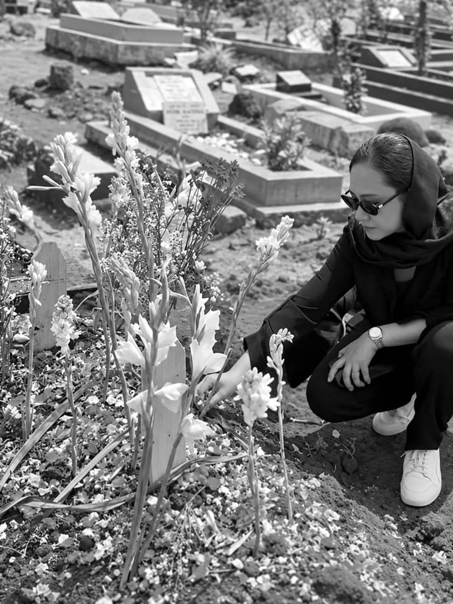 Personel band Garasi berziarah ke makam Aries Budiman bersama-sama dalam suasana khidmat di area pemakaman.