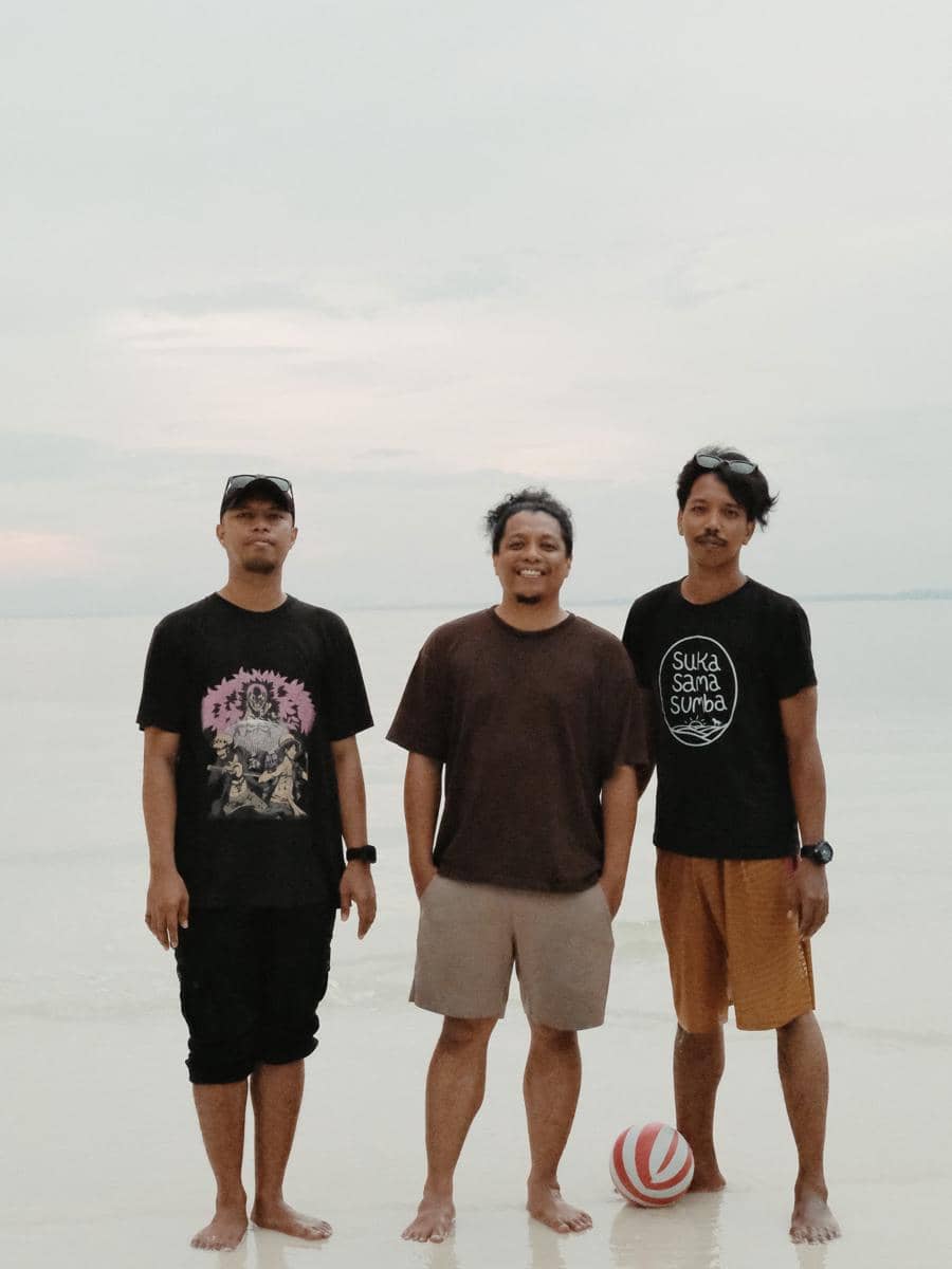 Arie Kriting bersama adiknya dalam kolase dua foto kenangan yang dibagikan melalui akun Instagram miliknya.