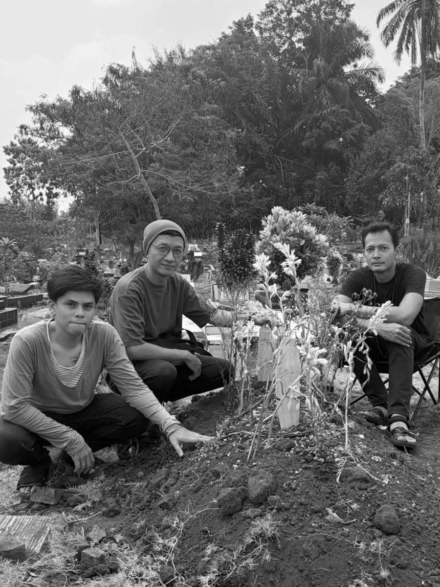 Personel band Garasi berziarah di makam Aries Budiman yang berada di area pemakaman dengan suasana khidmat.