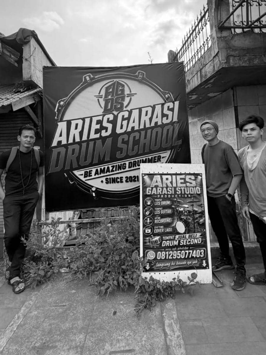 Personel band Garasi berdiri di area pemakaman saat berziarah ke pusara Aries Budiman untuk mengenang sang rekan.