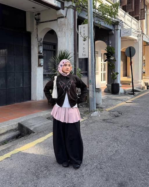 Khaila Dian tampil mengenakan padu padan rok di atas celana untuk inspirasi OOTD skirt over pants yang modis.