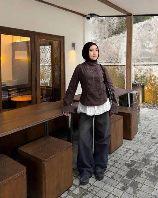 Khaila Dian mengenakan paduan rok dan celana dalam gaya OOTD skirt over pants untuk tampilan kasual.