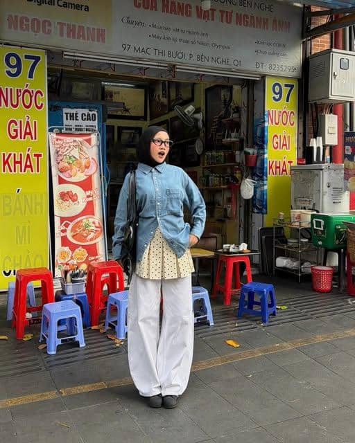 Khaila Dian mengenakan OOTD skirt over pants dengan paduan rok dan celana untuk tampilan busana kasual modern.
