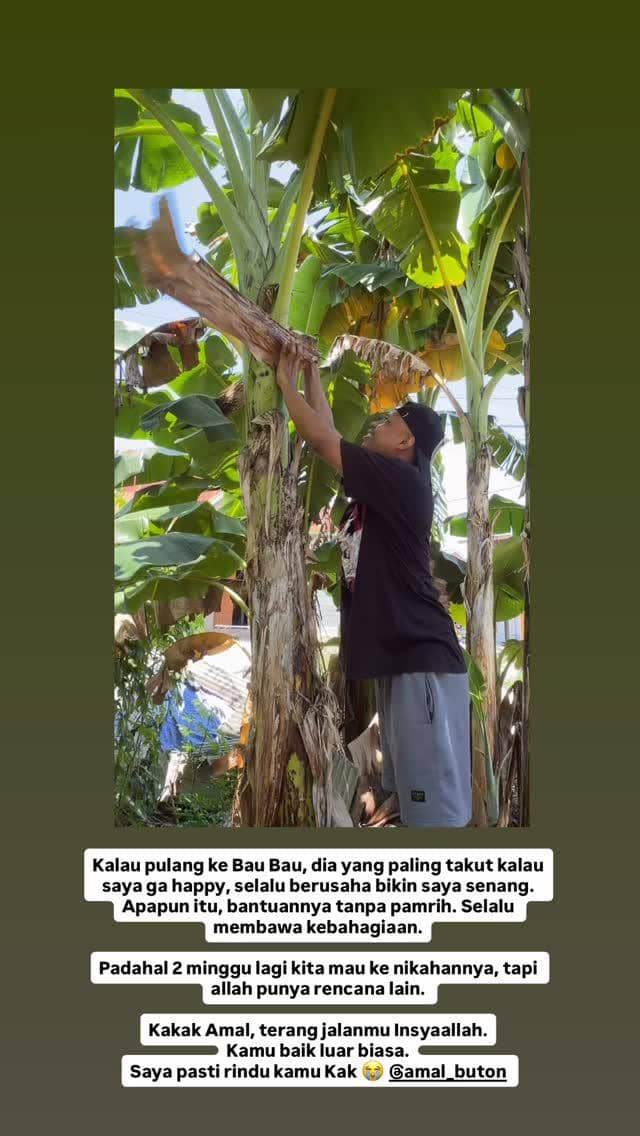 Arie Kriting dan adiknya berpose bersama dalam potret kenangan yang dibagikan melalui akun Instagram.