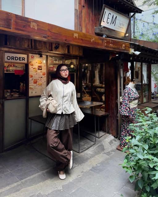 Khaila Dian tampil dengan padu padan rok di atas celana dalam gaya OOTD kasual yang modis.
