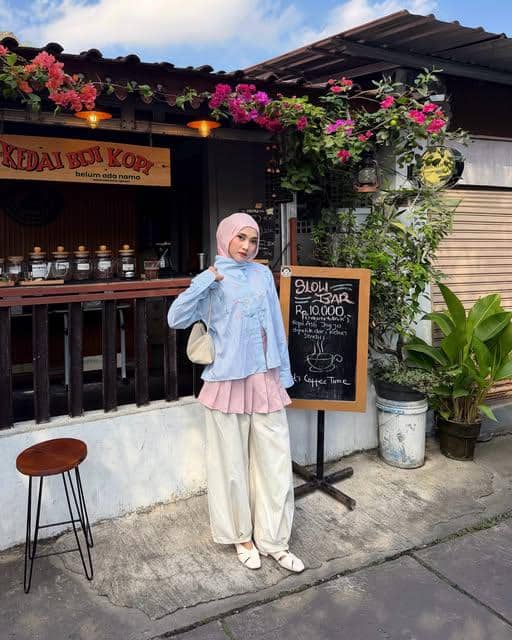 Khaila Dian mengenakan rok di atas celana untuk gaya OOTD kasual bernuansa modern dalam sebuah potret.