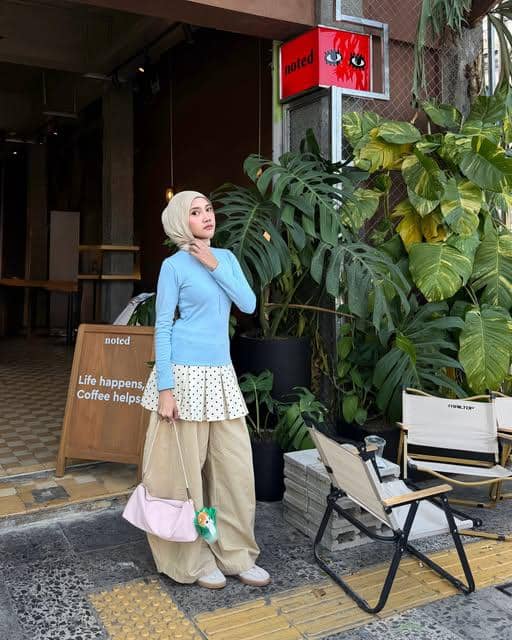 Khaila Dian mengenakan padu padan rok di atas celana dalam gaya OOTD yang dibagikan melalui Instagram.