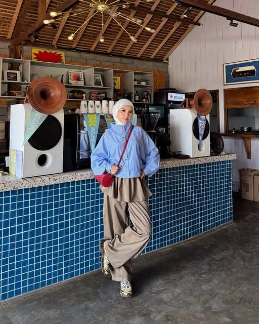 Khaila Dian mengenakan OOTD gaya skirt over pants yang memadukan rok dan celana untuk inspirasi busana kasual.