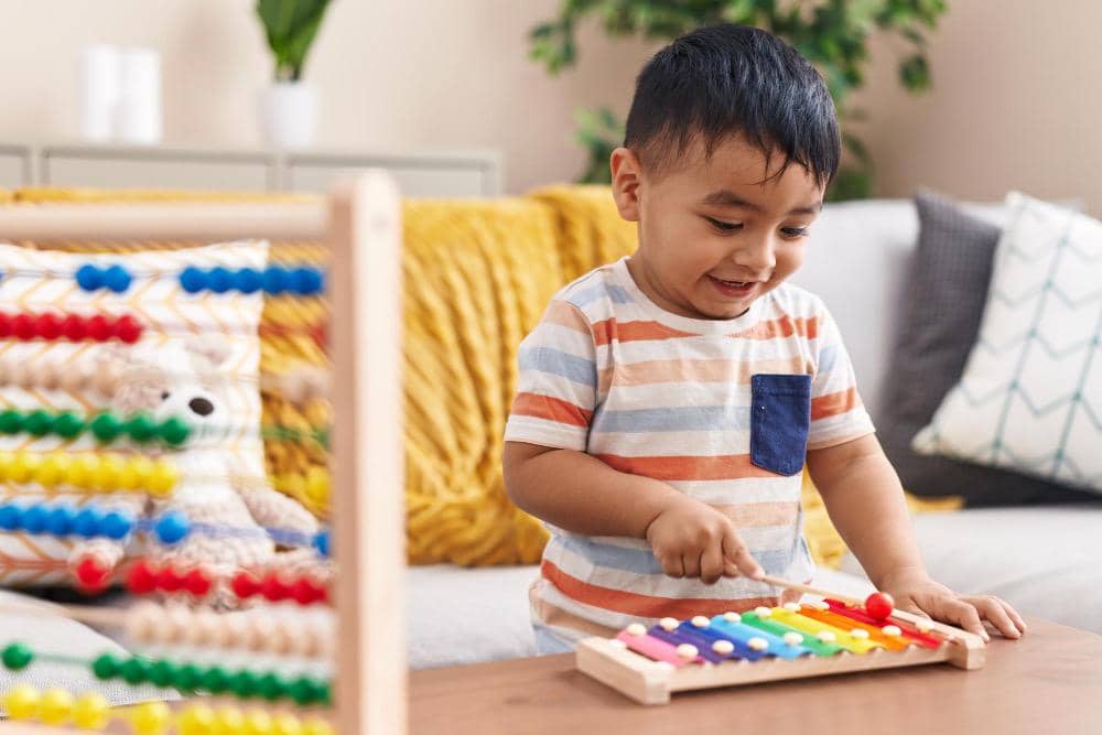 Seorang anak sedang bermain