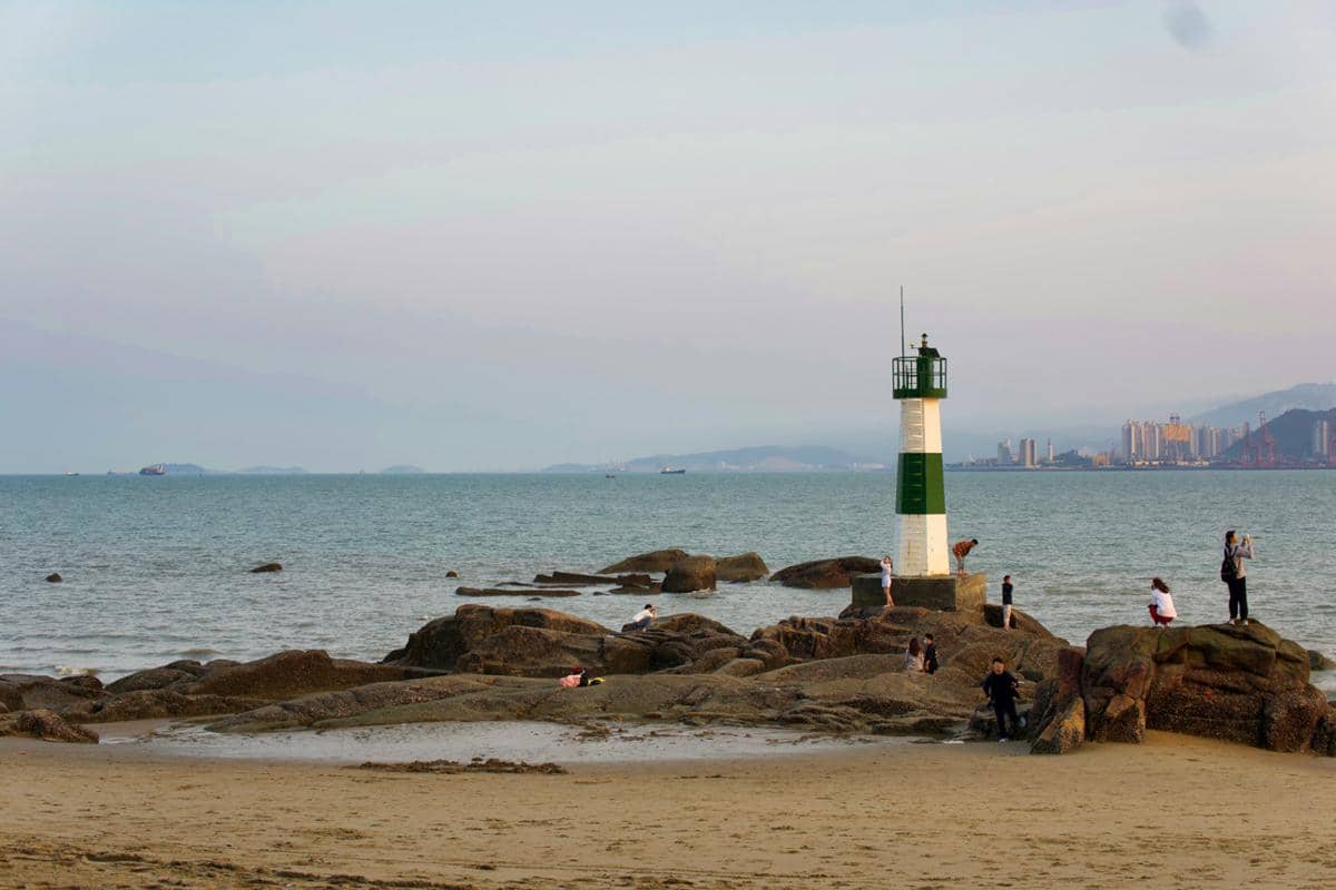 ilustrasi pantai di Gulangyu (unsplash.com/Brian Zhu)