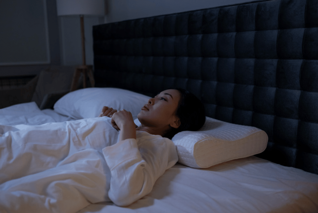 Ilustrasi overthinking di malam hari