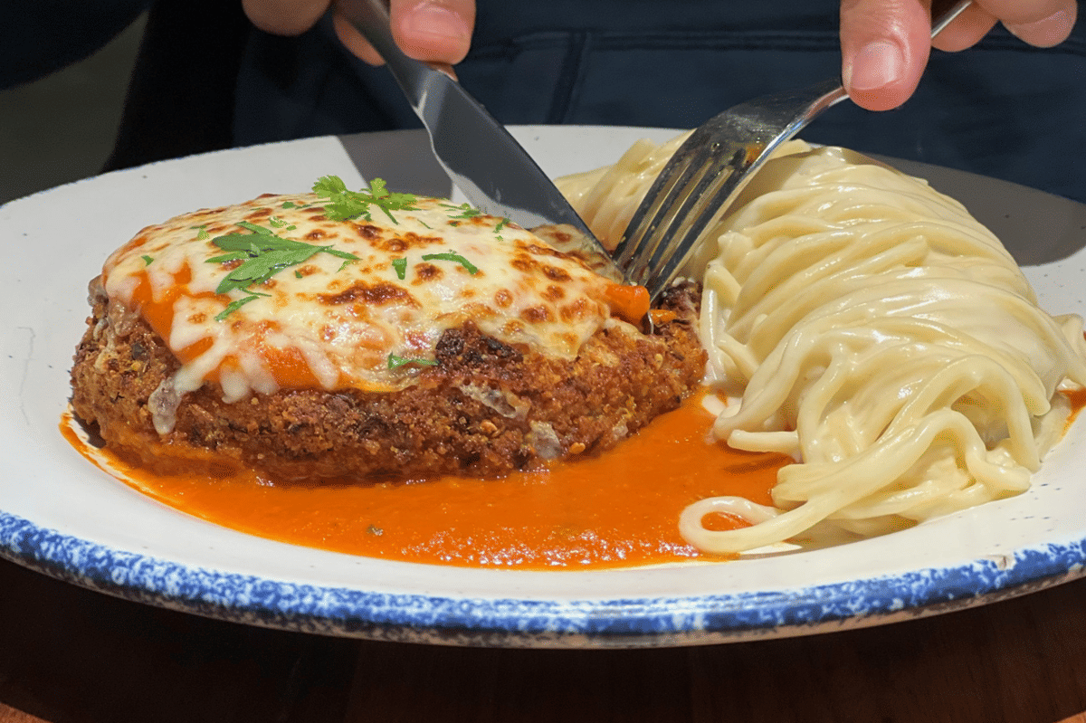 Resep Chicken Sorrentino, Ayam Panggang dengan Terong dan Keju