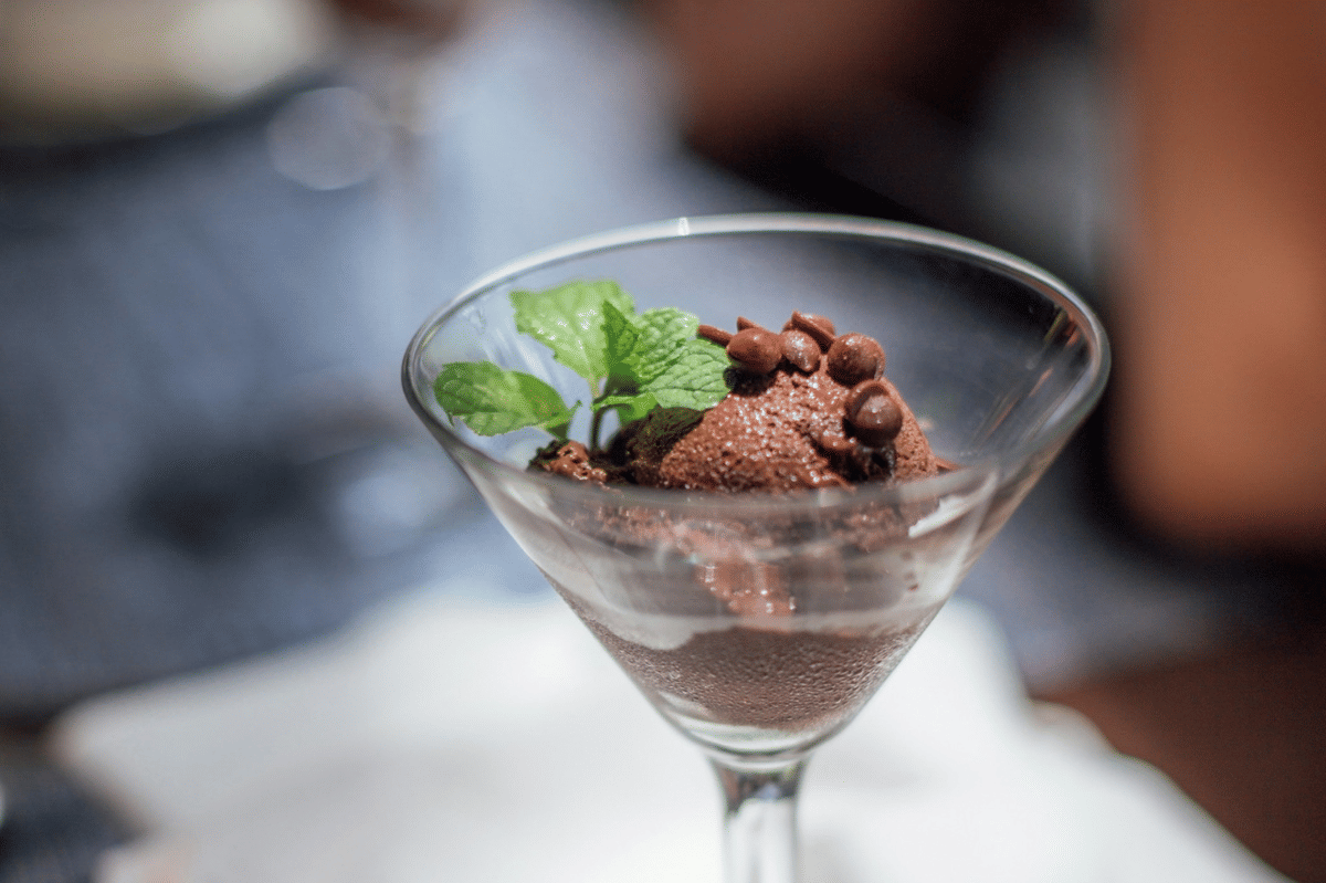 ilustrasi sajian dark chocolate mousse