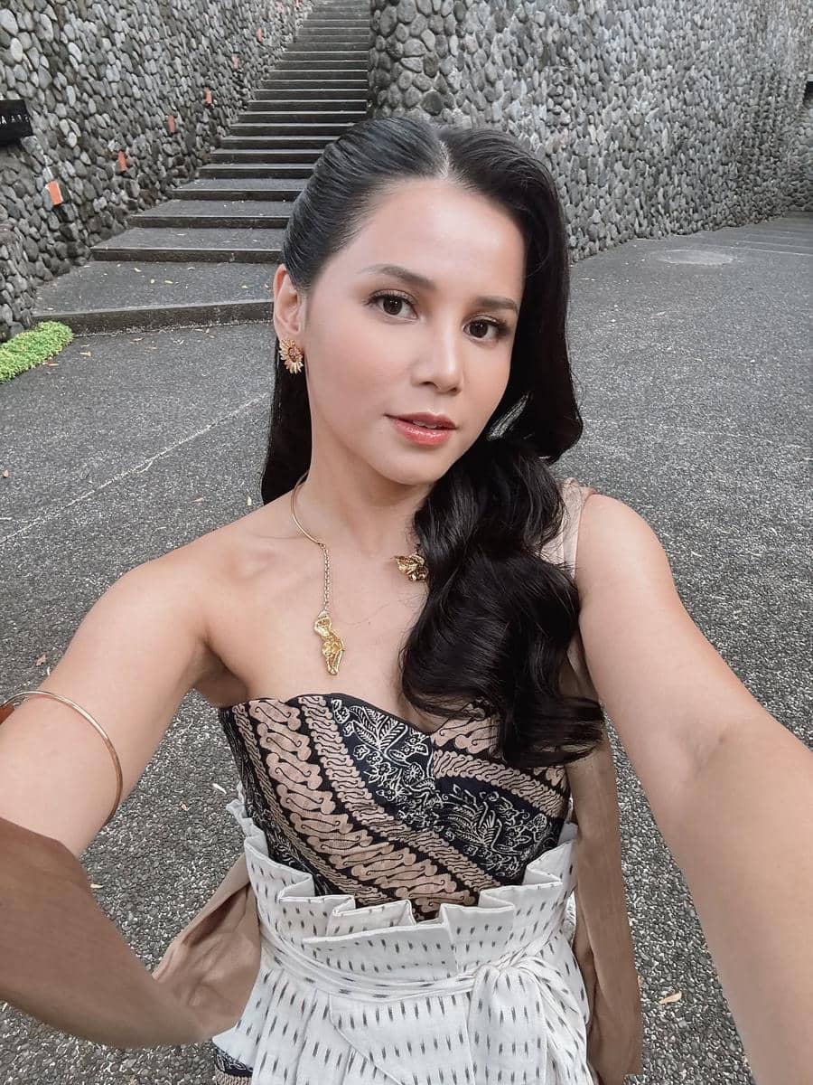 ide makeup kondangan ala Yunita Siregar