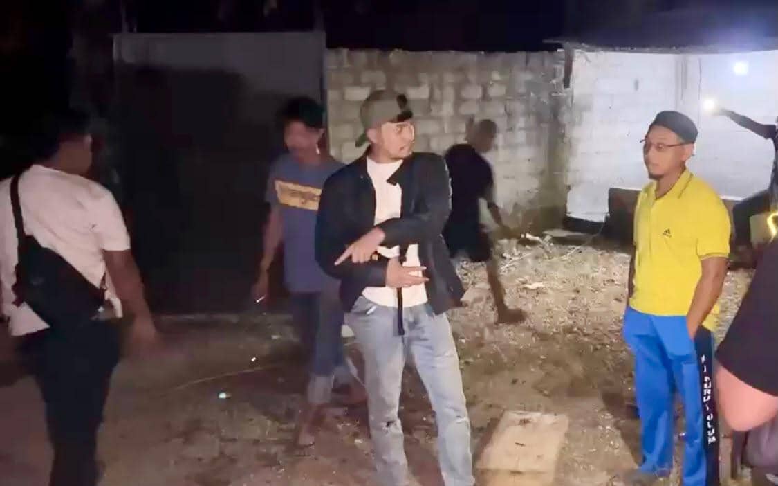 Satreskrim Polres Lampung Tengah mendatangi lokasi diduga menjadi tempat penyimpanan BBM subsidi di Desa Payung Rejo, Kecamatan Pubian, Selasa (22/9/2026) malam. (Dok. Polres Lamteng).