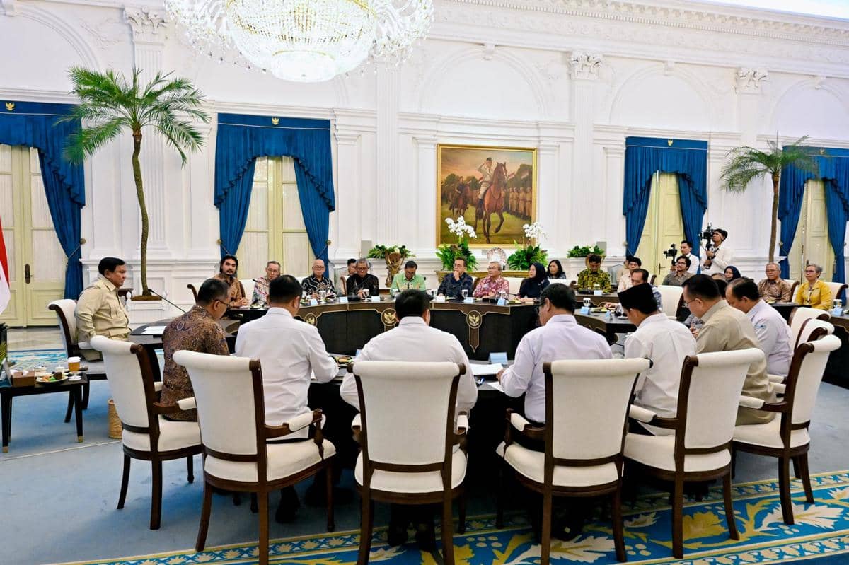 Presiden Prabowo Subianto mengadakan pertemuan dengan sejumlah akademisi dan pakar di Istana Merdeka, Jakarta, Kamis (24/9/2026) (dok. Sekre