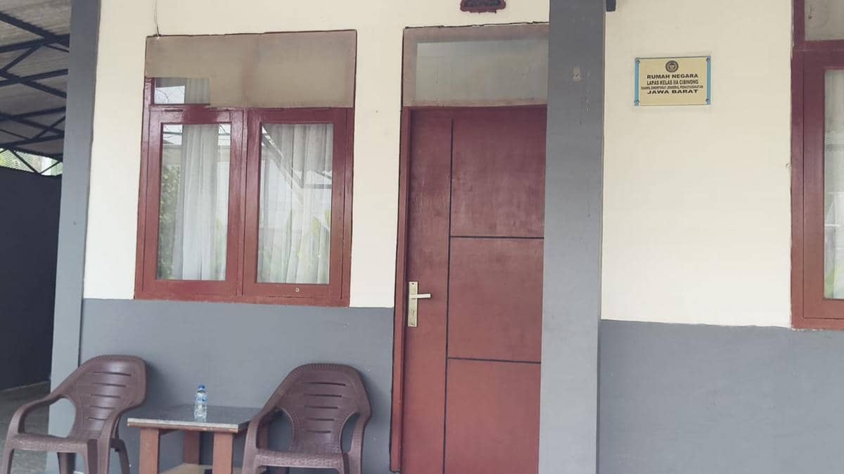 Tampak depan rumah dinas Lapas Kelas IIA Cibinong dari area depan kompleks lembaga pemasyarakatan.