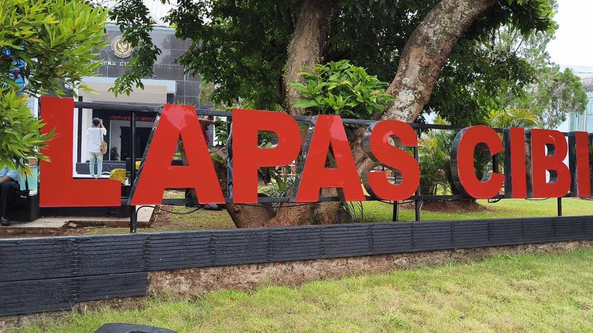 Tampak depan Lapas Kelas IIA Cibinong di Kabupaten Bogor, bangunan lembaga pemasyarakatan dengan area pintu masuk.