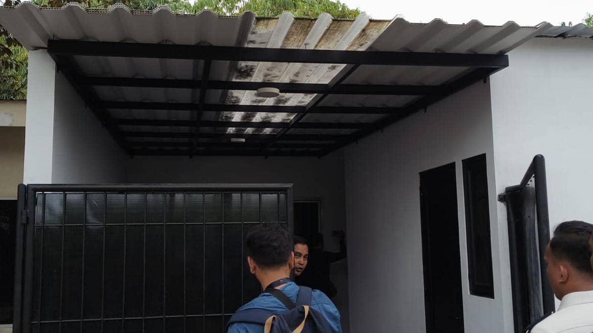 Tampak depan rumah dinas yang dihuni seorang pejabat Lapas Kelas IIA Cibinong, dengan halaman dan pagar di bagian depan.