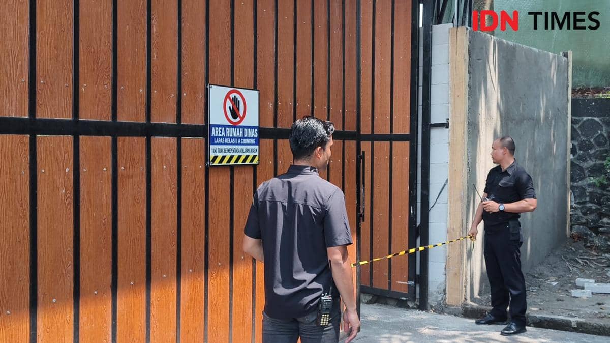 Gerbang masuk beratap menuju kawasan rumah dinas di Lapas Kelas IIA Cibinong, Bogor, dengan pepohonan di sekitarnya.