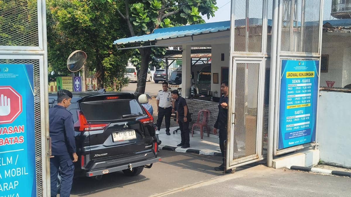 Gerbang masuk utama Lapas Kelas IIA Cibinong di Bogor dengan papan nama lembaga pemasyarakatan di bagian depan.