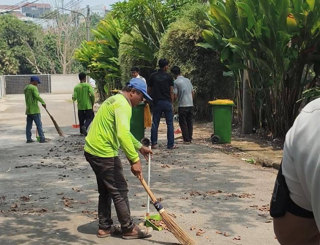 Sejumlah warga binaan Lapas IIA Cibinong membersihkan kawasan rumah dinas dengan peralatan kebersihan.