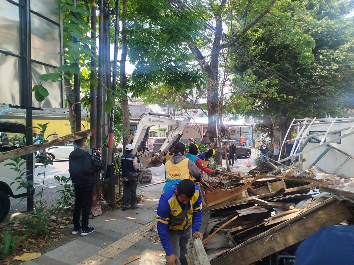 Satpol PP Jabar Bongkar 84 Bangli-Papan Reklame di Jalan Cihampelas