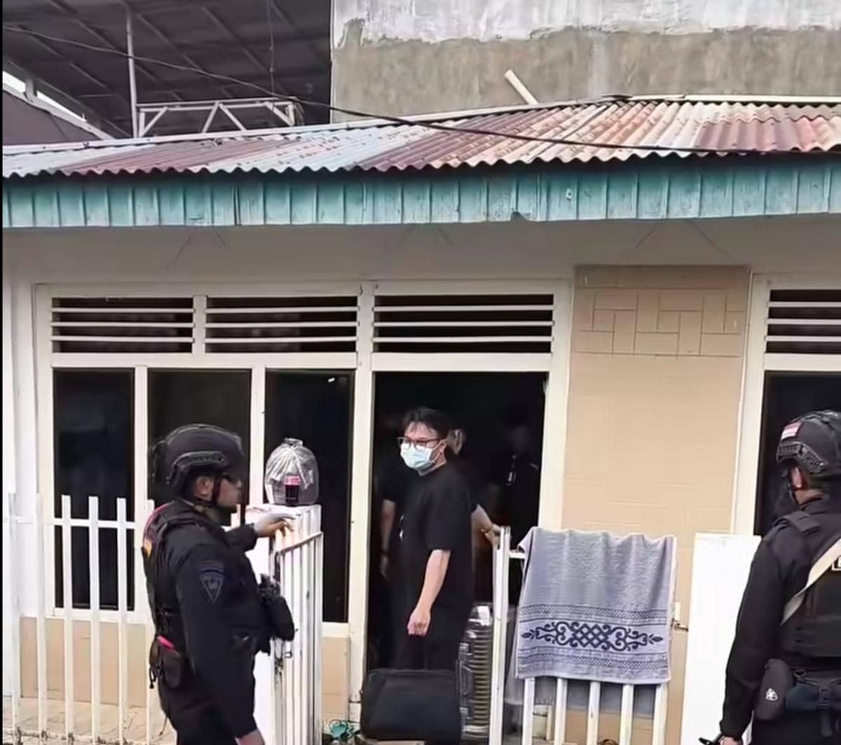 Petugas KPK menggeledah rumah pengusaha Tony Tanos di Gang Cinderella, Jalan Hasanuddin IV, Manado, Kamis 24 September 2026.
