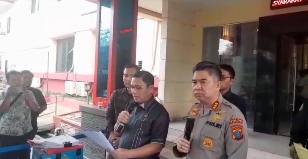 Kombes Pol Cornelis M Simanjuntak dan Kombes Pol Ferry Walintukan dalam konferensi pers kasus Dodhy Thahir di Polda Sumut.
