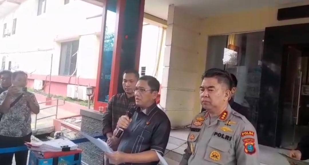 Kombes Pol Cornelis M Simanjuntak dan Kombes Pol Ferry Walintukan berbicara dalam konferensi pers di Polda Sumut.