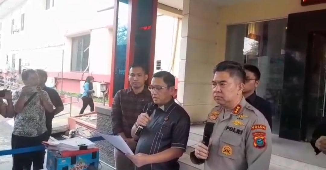Direskrimum Polda Sumut Kombes Pol Cornelis M Simanjuntak dan Kabid Humas Kombes Pol Ferry Walintukan dalam konferensi pers.