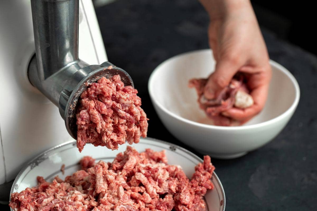 ilustrasi menggiling daging