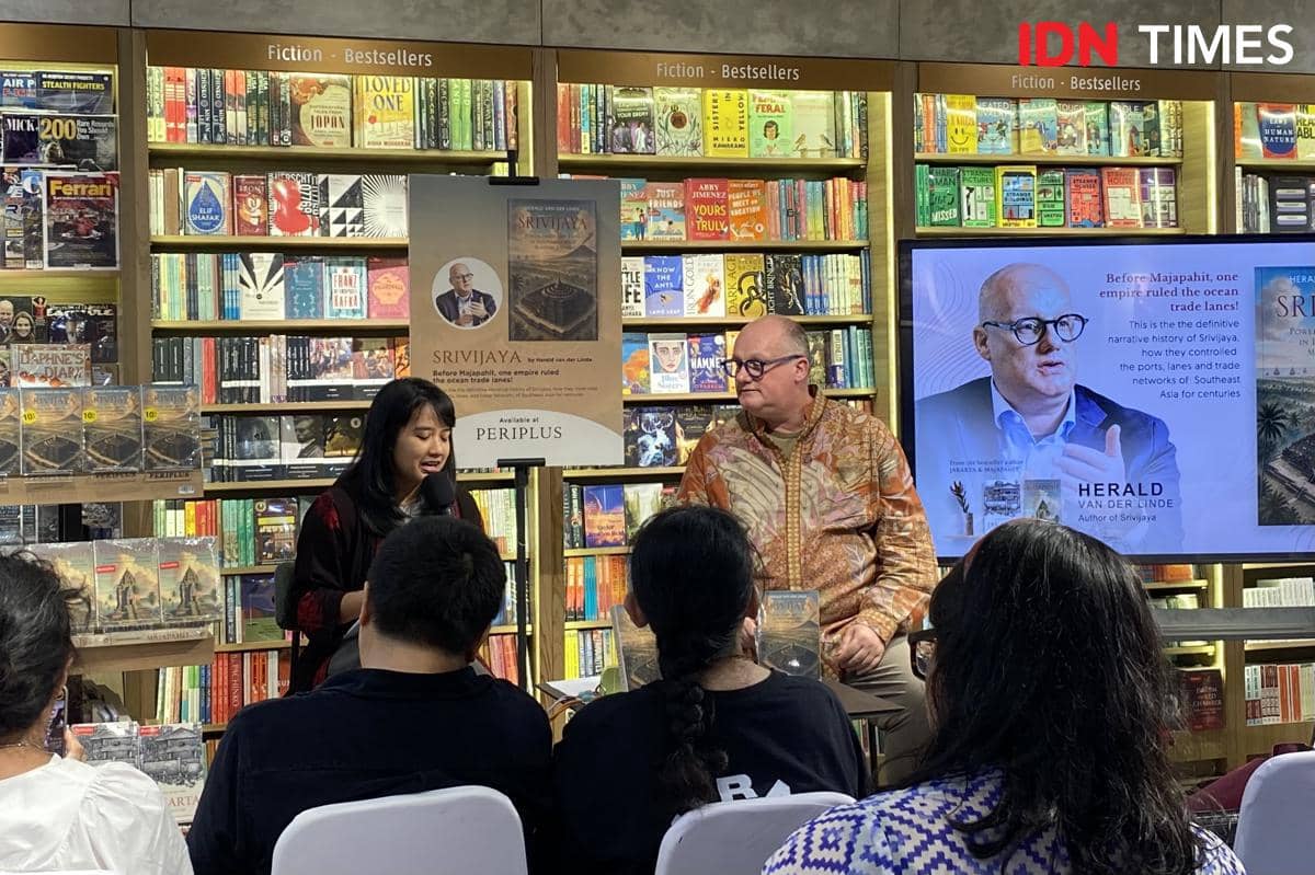 Nabila Dwiputri, inisiator LiteraTOUR, memoderatori diskusi dengan penulis Herald Van Der Linder pada peluncuran buku Srivijaya.