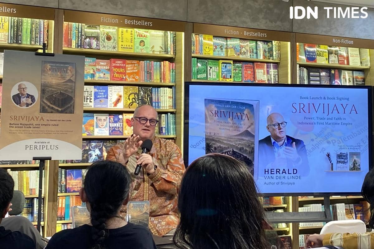Herald Van Der Linde berbicara tentang proses penulisan buku Srivijaya dalam sebuah sesi diskusi.