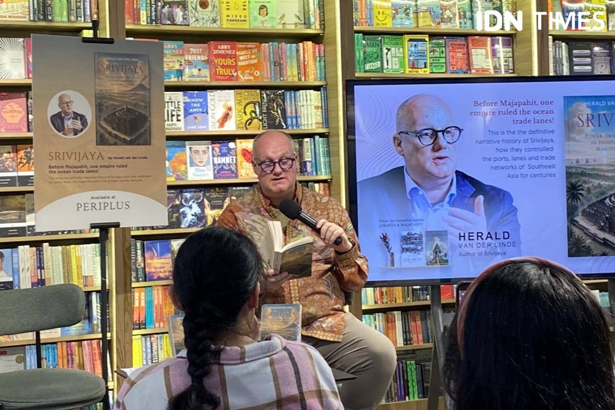 Herald Van Der Linde, penulis buku Srivijaya, membahas penggunaan imajinasi dengan batas dalam proses kepenulisan.