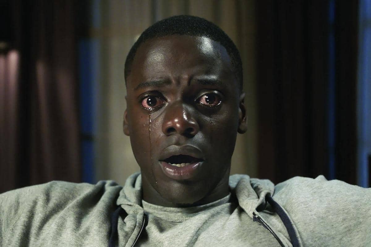 Cuplikan adegan dari film Get Out produksi Universal Pictures yang menampilkan momen dalam narasi film tersebut.